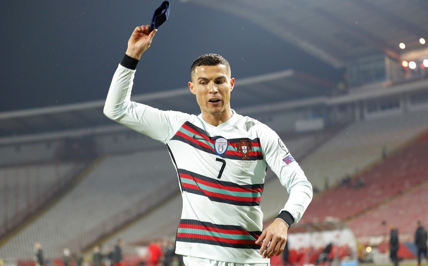 Ronaldu yenə kapitan sarğısını yerə atıb