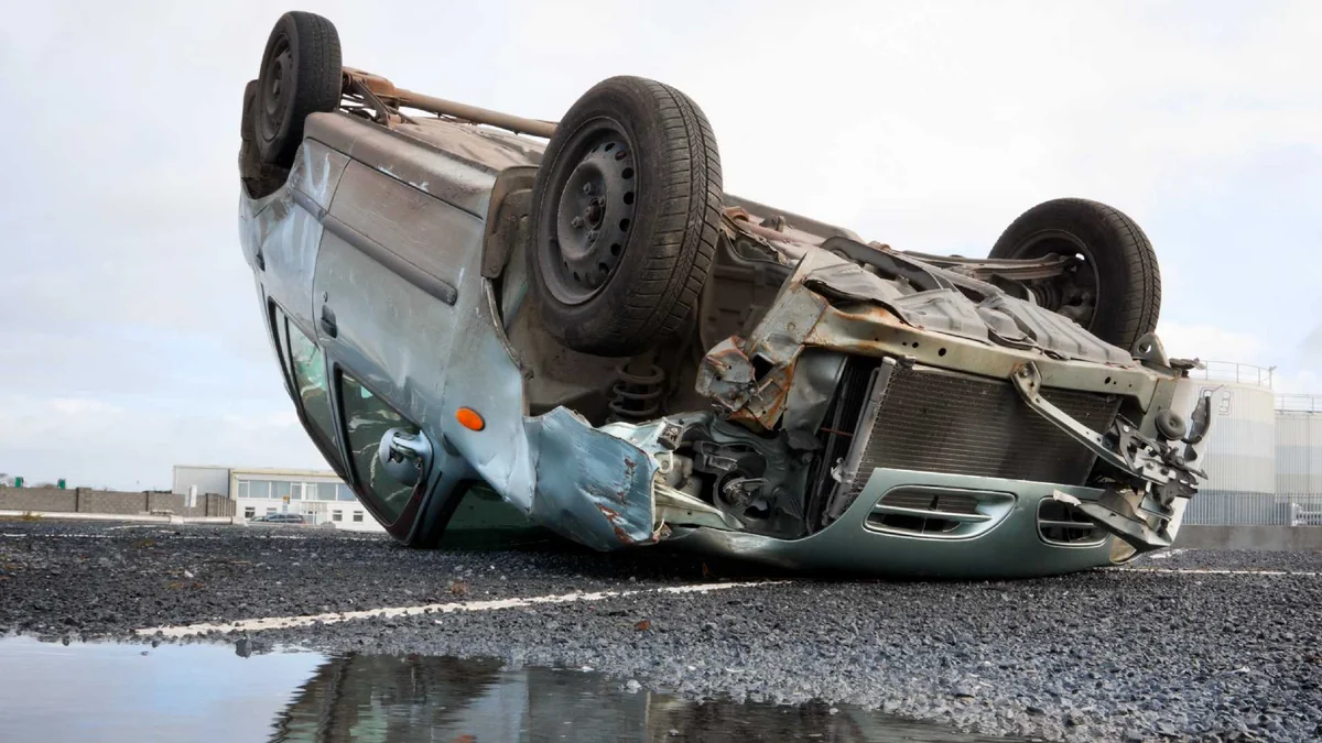 Biləsuvarda avtomobil aşıb, sürücü ağır yaralanıb