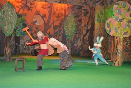 Gənc Tamaşaçılar Teatrı bayram tamaşasına hazırlaşır