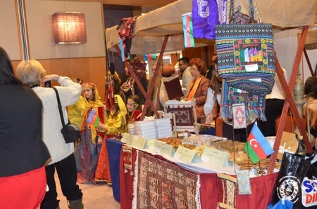 Azərbaycan səfirliyi Budapeştdə təşkil olunan xeyriyyə yarmarkasında iştirak edib