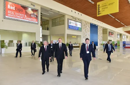 Prezident İlham Əliyev Beynəlxalq qida sənayesi və kənd təsərrüfatı sərgiləri ilə tanış olub