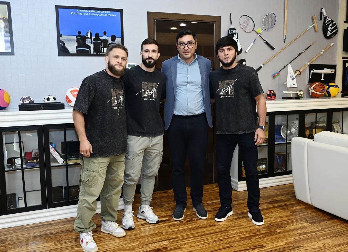 Fərid Qayıbov UFC gecəsində döyüşəcək Azərbaycan idmançıları ilə görüşüb