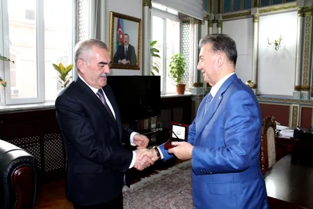 Vasif Talıbov AMEA-nın prezidentinə xatirə medalı hədiyyə edib - FOTO