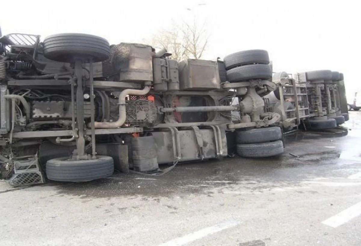 Xocalıda yük avtomobili aşıb, iki nəfər ölüb