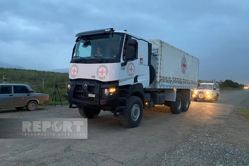 Автомобили МККК с продовольственным грузом стоят на дороге Агдам-Ханкенди