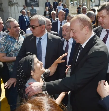 Prezident və birinci xanım “Sovetski”də vətəndaşların problemləri ilə tanış olublar - FOTO