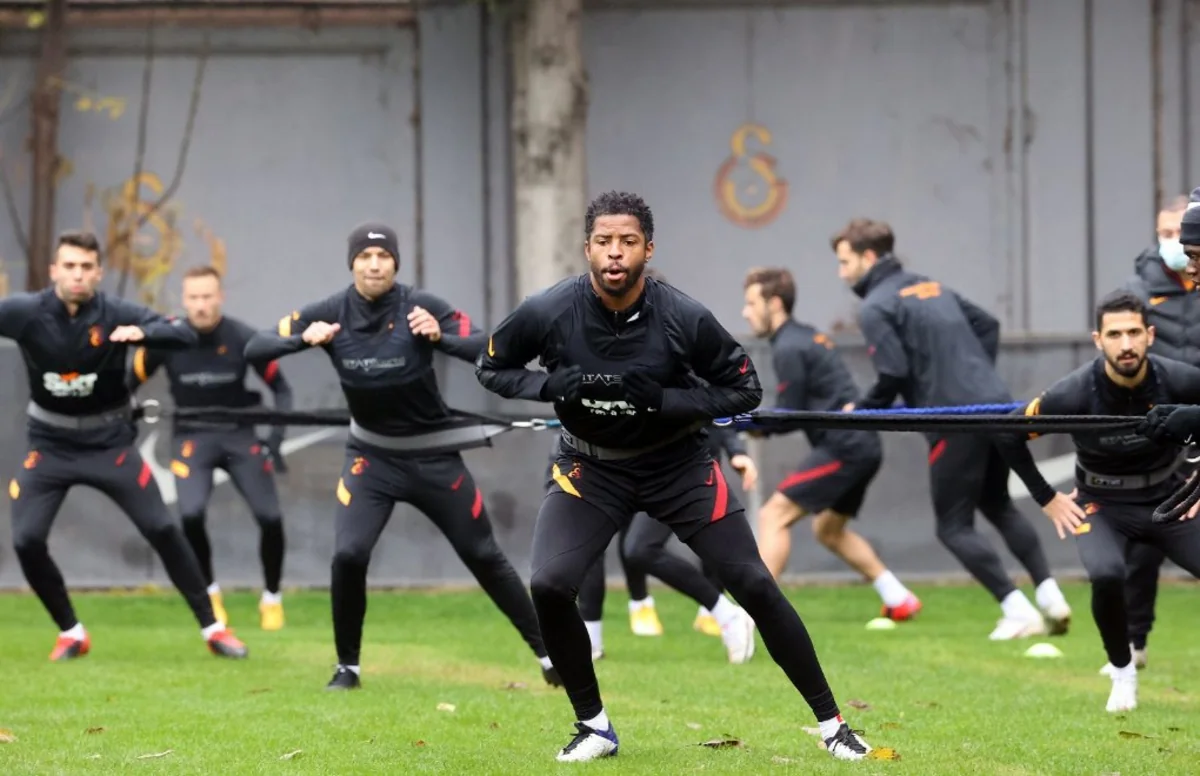 Qalatasarayın iki futbolçusu koronavirusa yoluxdu