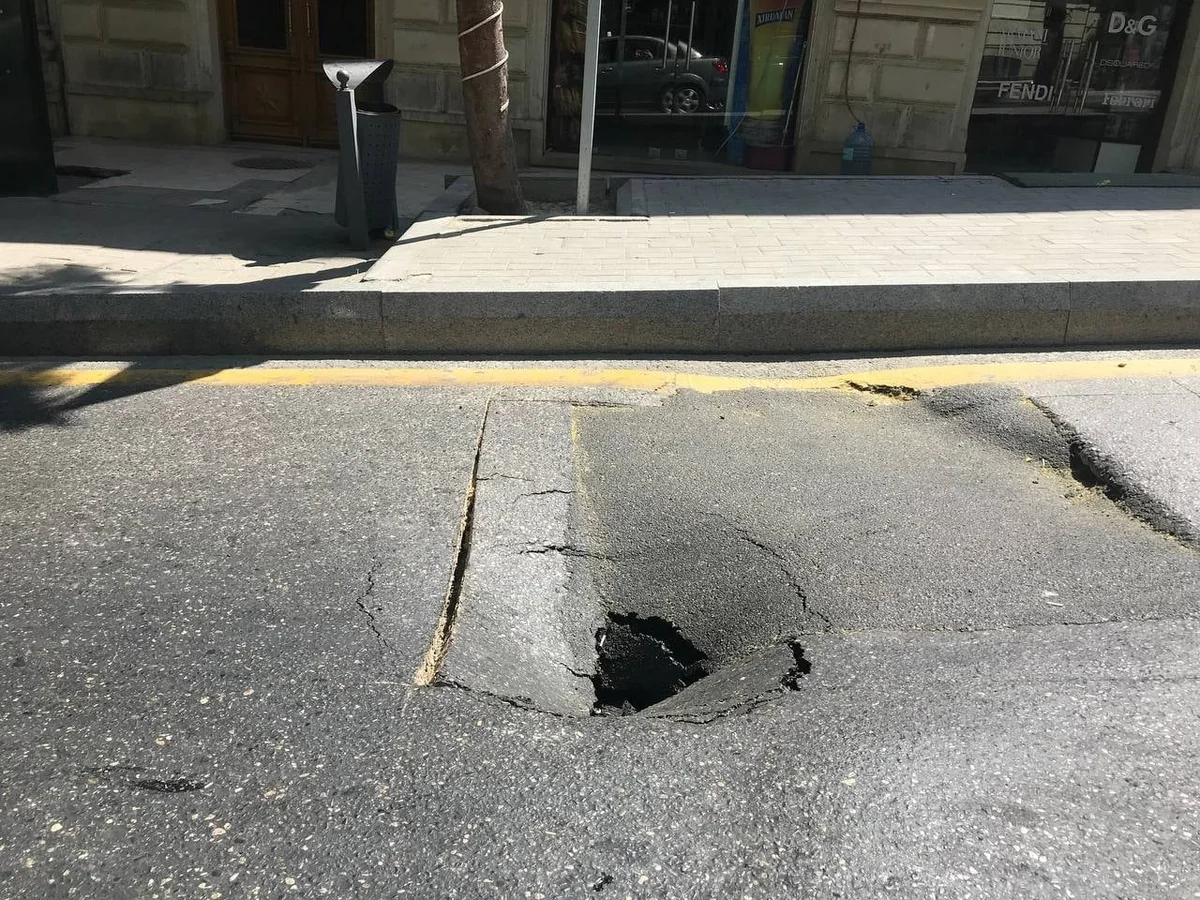 Bakıda yol çöküb