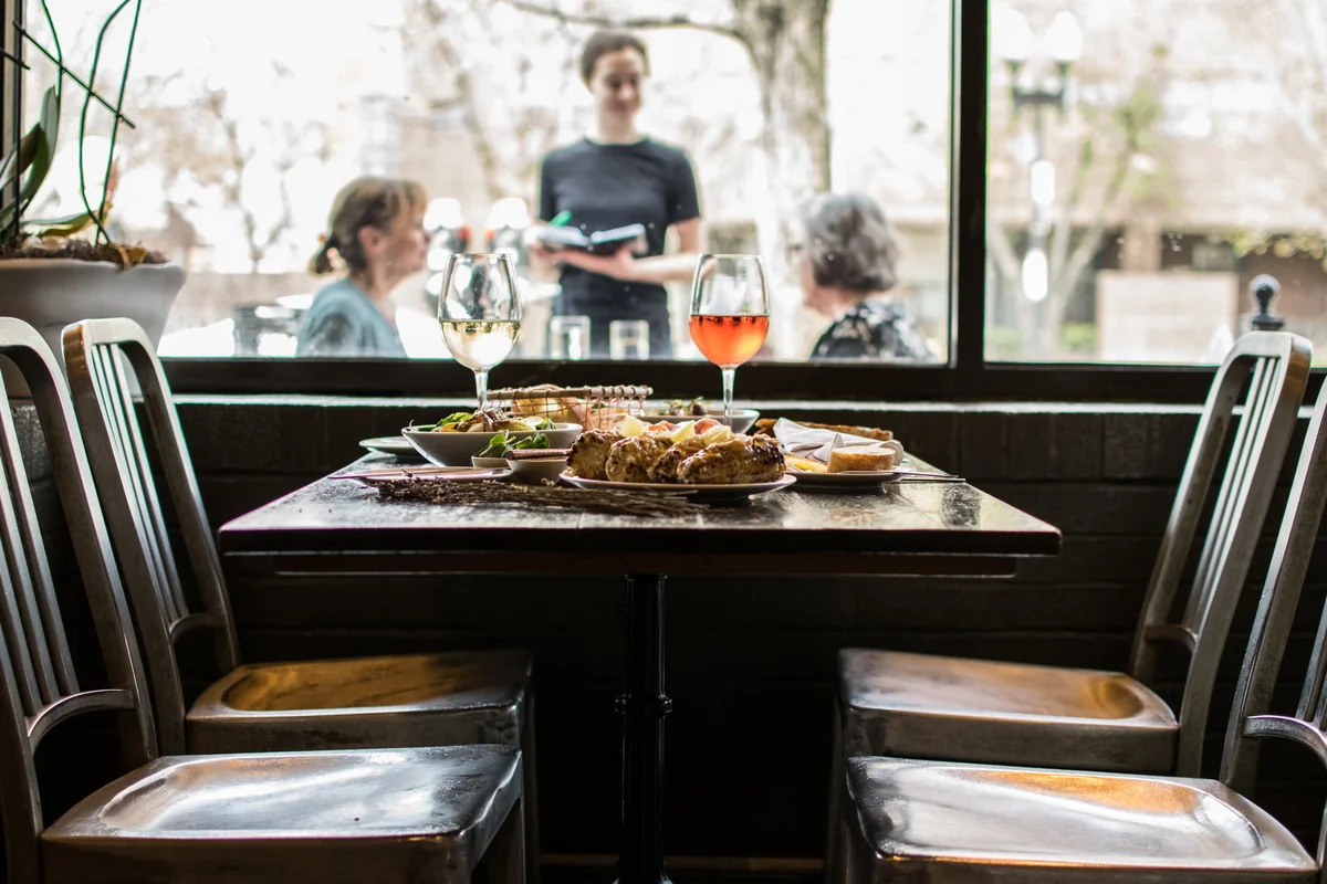 “Samux vadisi” kafesinin icarədarı və müştəriləri cərimələndi