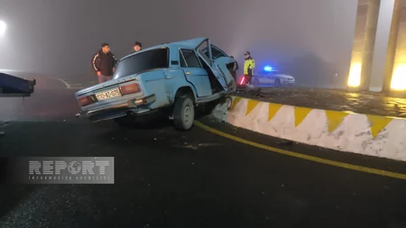 Qaxda avtomobil beton maneəyə çırpılıb, xəsarət alanlar var