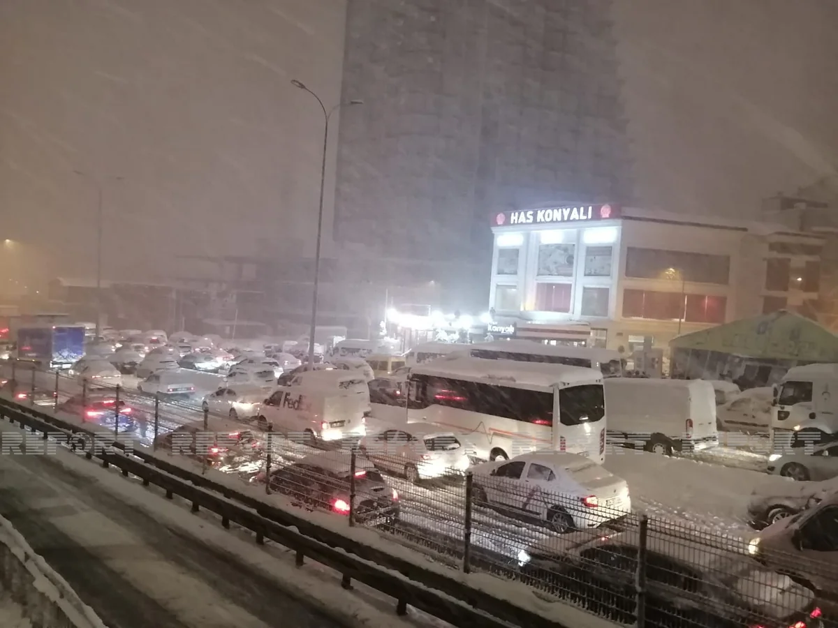 Güclü qar İstanbulda hərəkəti məhdudlaşdırıb, nazirlər şəhərə ezam olunub