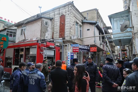 Bakının mərkəzində yaşayış binasında baş verən yanğın söndürülüb - FOTO - YENİLƏNİB