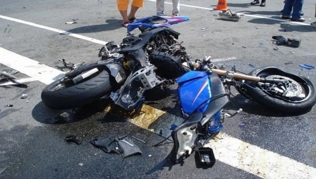 Biləsuvarda minik avtomobili motosikletlə toqquşdu, ölən var