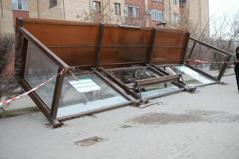 Astanada fırtınalı külək şəhər infrastrukturuna ziyan vurub