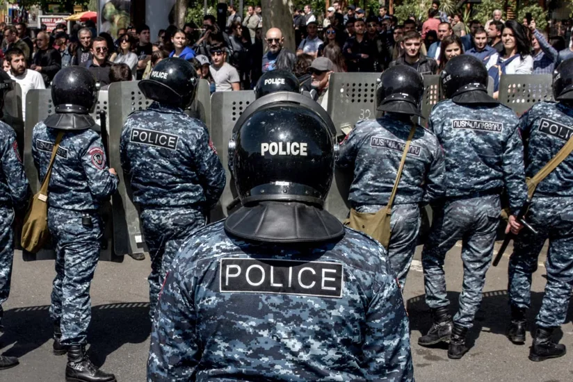 Ermənistan parlamenti yaxınlığında polislə etirazçılar arasında toqquşma olub