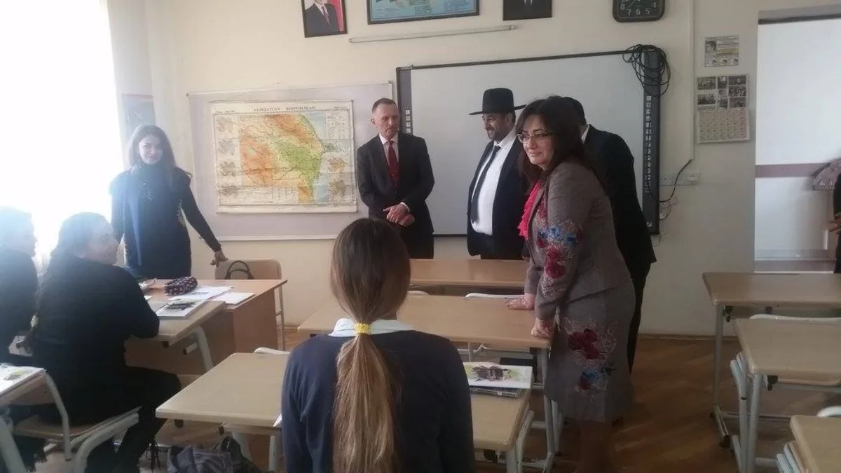 İsrailin Azərbaycandakı səfiri yəhudi məktəbini ziyarət edib