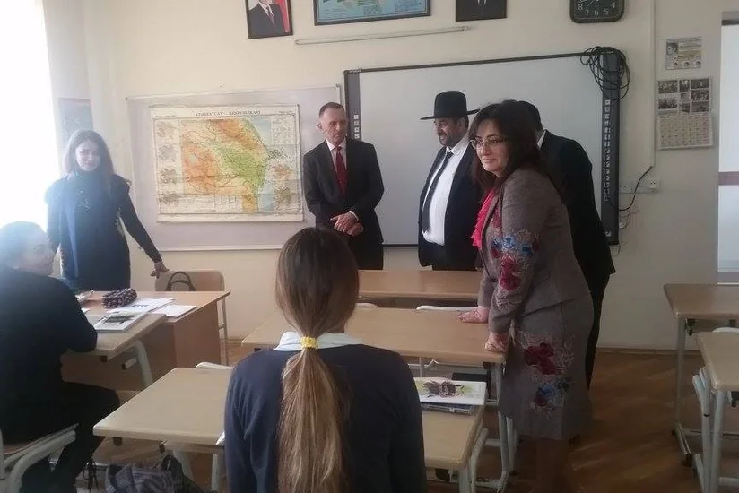 İsrailin Azərbaycandakı səfiri yəhudi məktəbini ziyarət edib