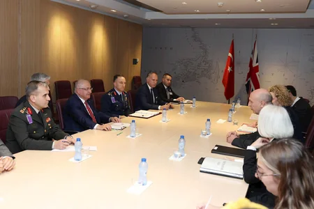 Türkiyə və Britaniya müdafiə nazirləri NATO daxilində ikitərəfli əməkdaşlığı müzakirə ediblər