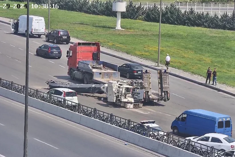 Bakıda yük avtomobilindən texnika yola aşıb, AYNA daşınma icazəsinin alınmadığını açıqlayıb - YENİLƏNİB