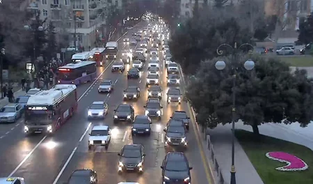 Bakıda nəqliyyat vasitələrinin hərəkətində sıxlıq yaranıb
