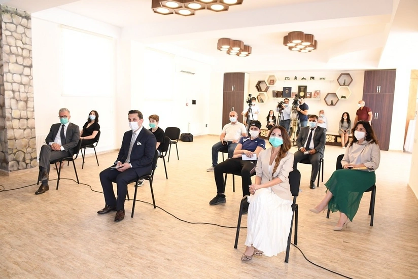 Azərbaycandakı diplomatların ailə üzvləri məcburi köçkünlərə baş çəkib