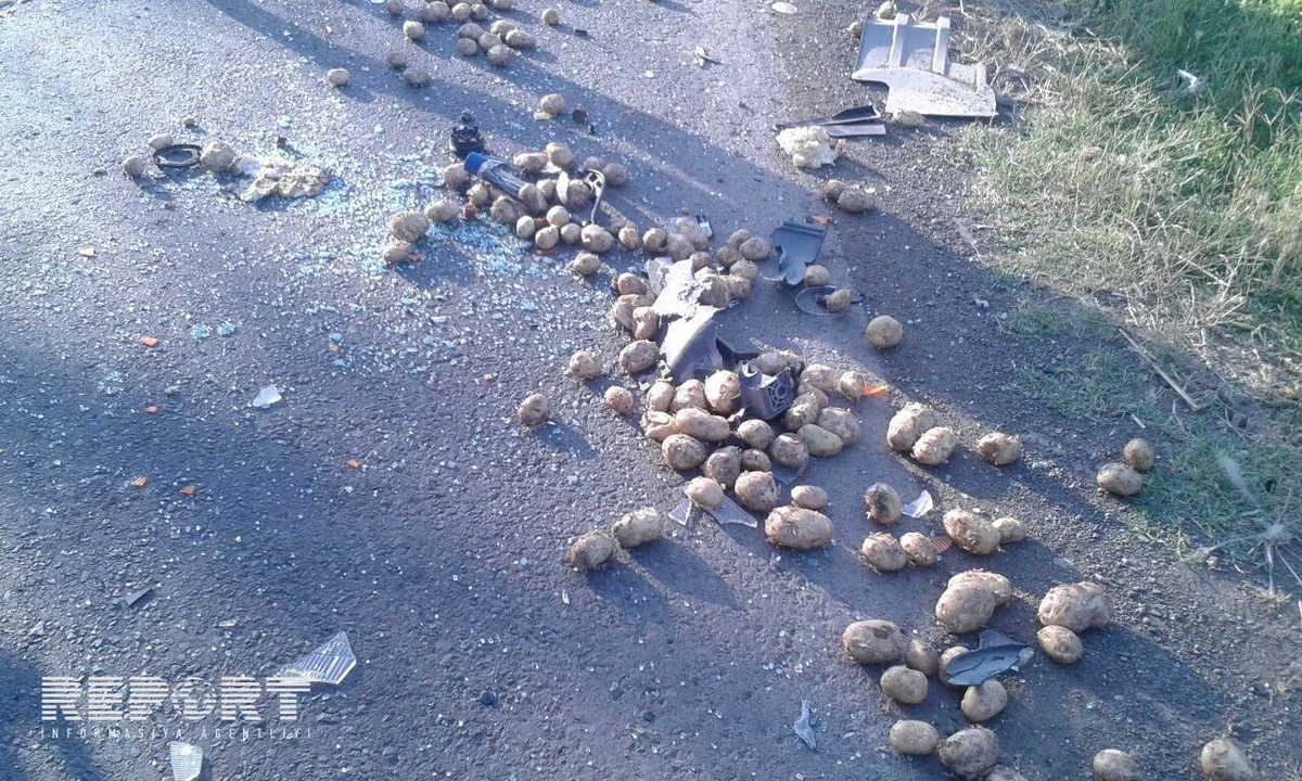 Cəlilabadda kartofla dolu yük maşını aşıb, yolda tıxac yaranıb - FOTO