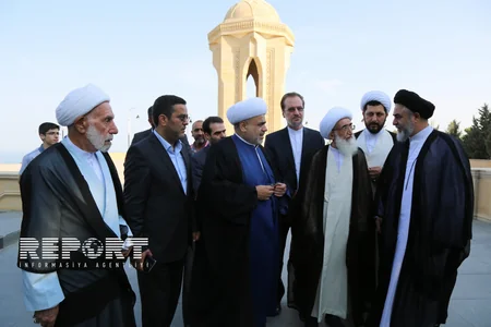 İranın tanınmış din xadimi Şəhidlər Xiyabanını ziyarət edib - FOTO