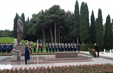 President Ilham Aliyev visits tomb of national leader Heydar Aliyev