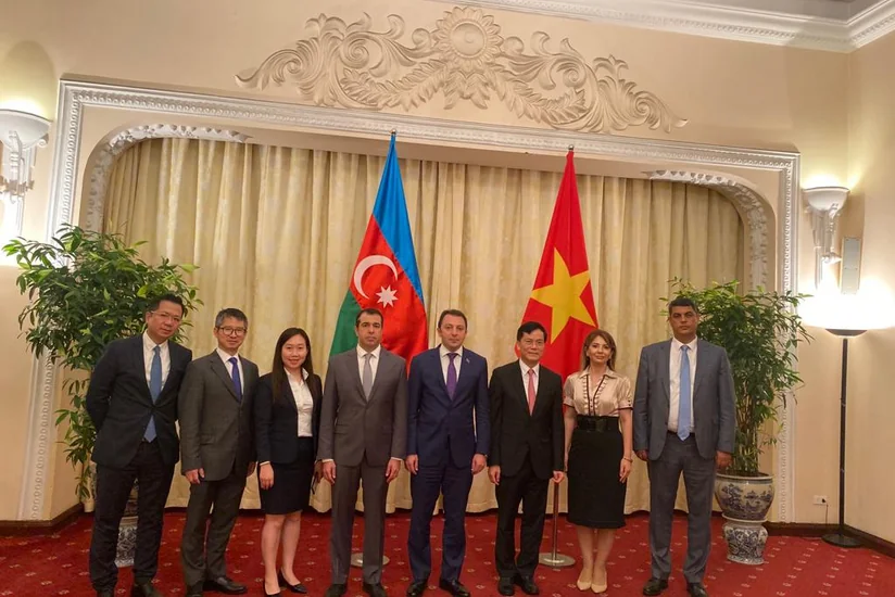 XİN başçısının müavini Vyetnamın xarici işlər naziri ilə görüşüb