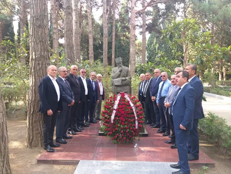 Group of 8th Congress of Journalists participants visit graves of Heydar Aliyev and Hasan Bey Zardabi