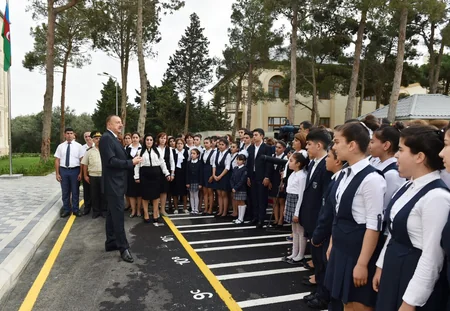 ​Prezident İlham Əliyev 148 nömrəli tam orta məktəbdə yenidənqurma işlərindən sonra yaradılan şəraitlə tanış olub