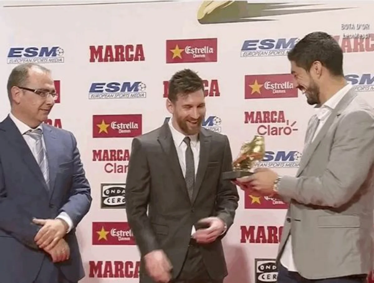 Lionel Messi receives the 4th Golden Shoe