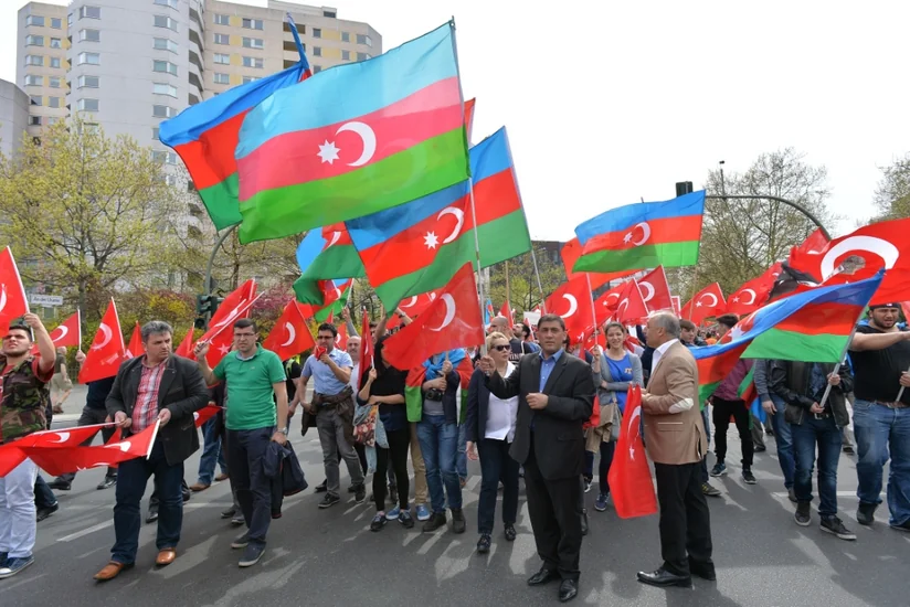 Türk və Azərbaycan diasporu Berlində izdihamlı yürüş keçirib