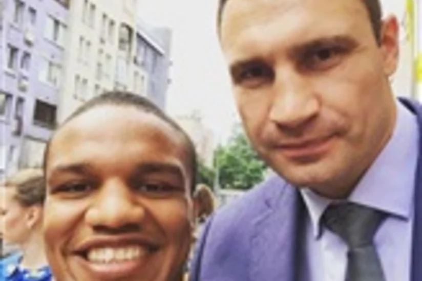 Vitali Kliçkodan mənzil istəyən Bakı 2015 mükafatçısının qazancı selfi çəkdirmək olub