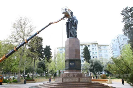 Bakıda heykəllər yuyulur