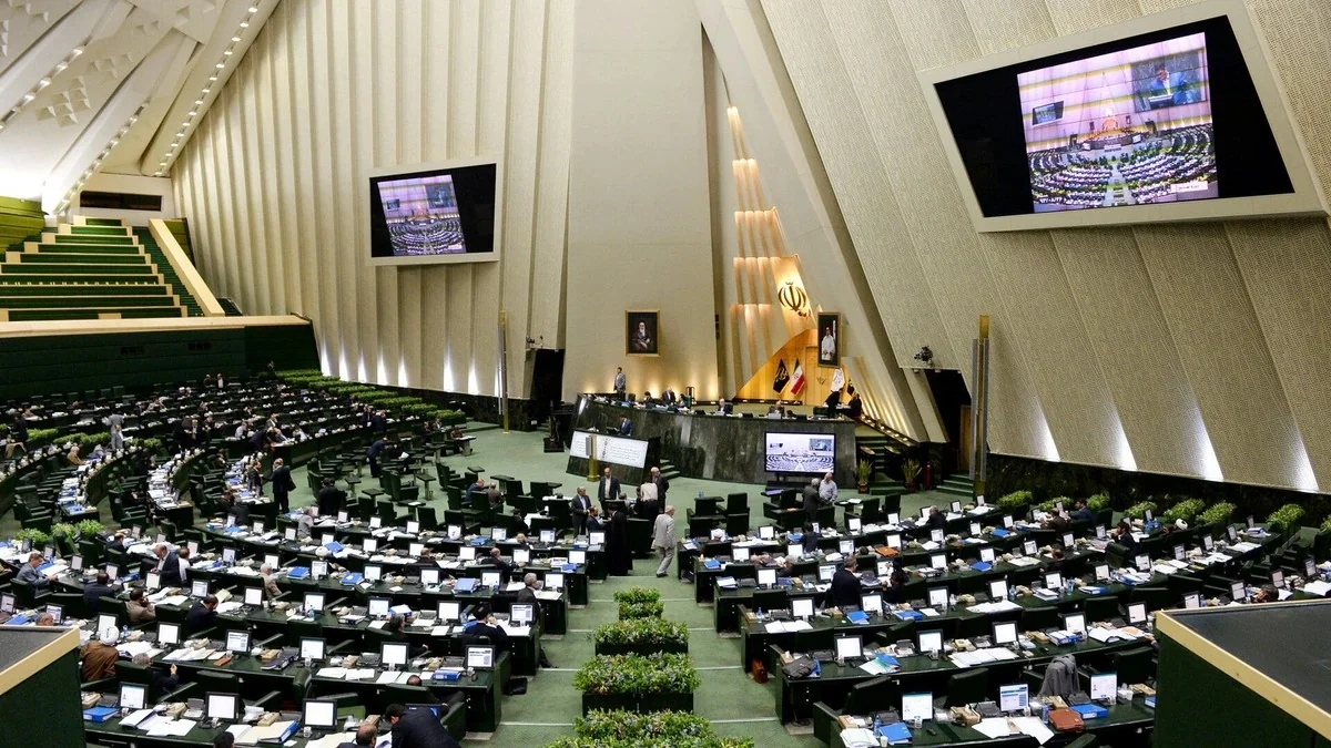 В парламенте Ирана призвали пересмотреть ядерную доктрину после ударов Израиля