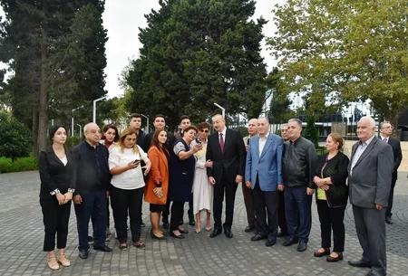 President Ilham Aliyev views conditions created at newly-reconstructed park in Baku