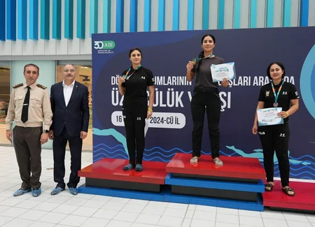 Dövlət qurumlarının əməkdaşları arasında üzgüçülük yarışı keçirilib
