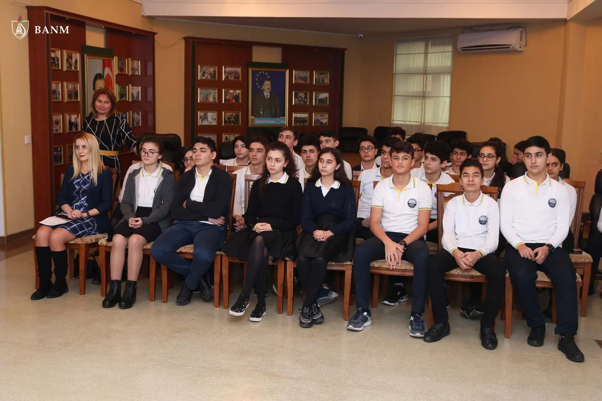 BANM-in rektoru Akademik Zərifə Əliyeva adına liseyin şagirdləri ilə görüşüb