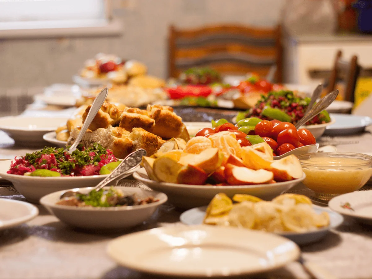 Terapevt: İftar yeməyi hissələrə bölünməlidir