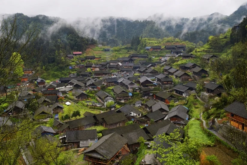 В Китае полностью сгорела деревня народности ва