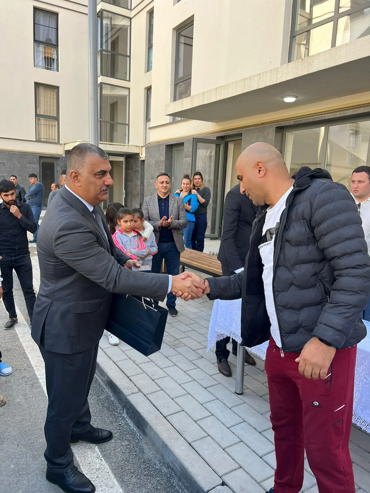 Bakıdan yola salınan 117 sakin Füzuliyə çatıb, mənzillərin açarları təqdim olunub - YENİLƏNİB