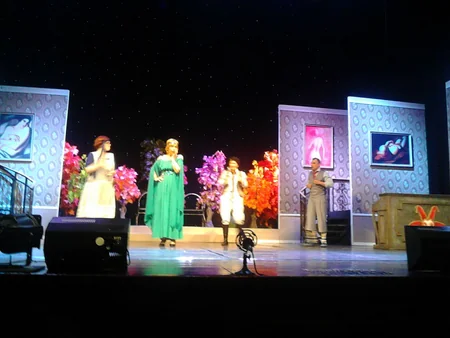 Rus Dram Teatrında Blisslər ailəsi eksentrik komediyasının premyerası olub