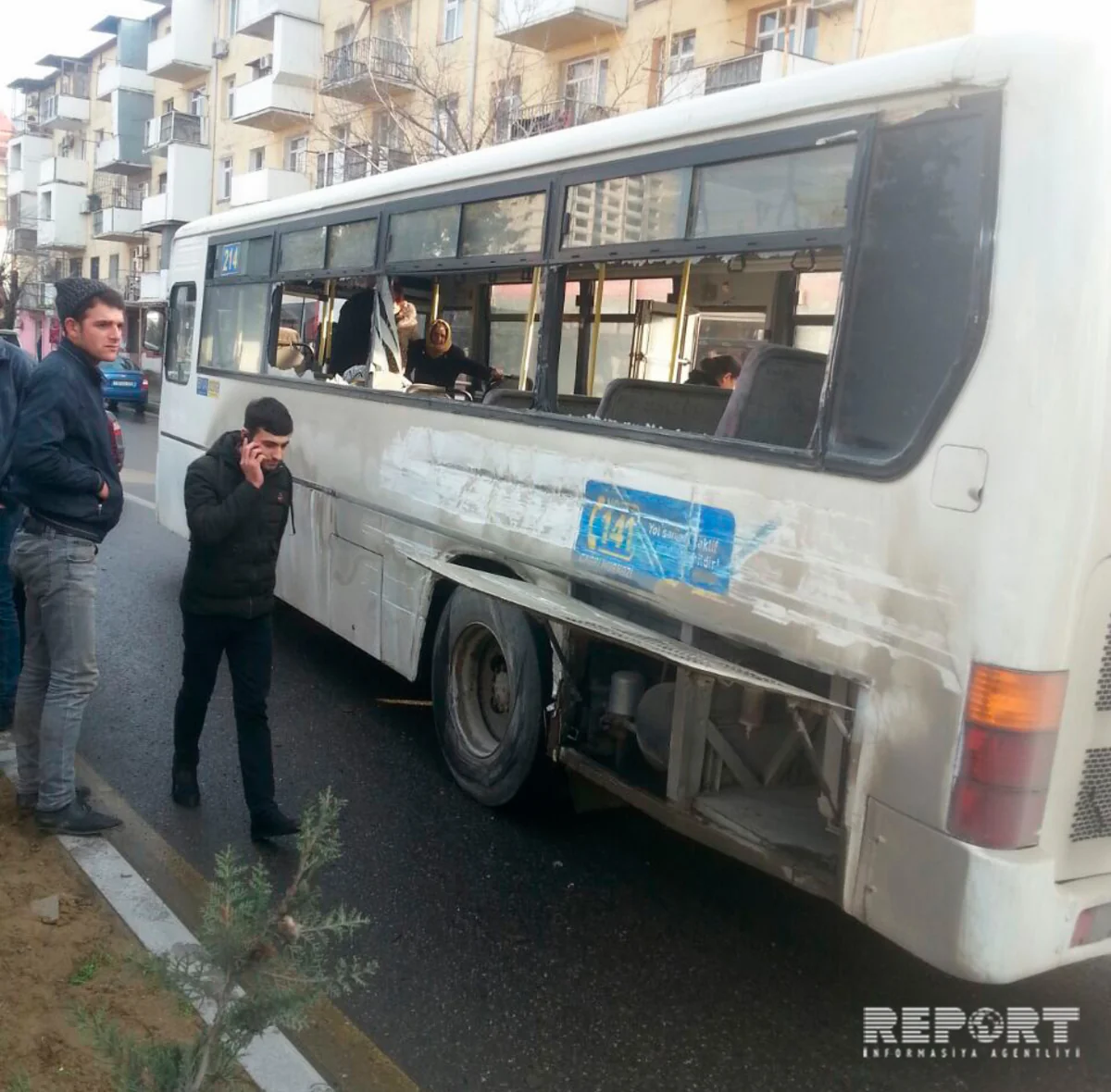 Bakıda betonqarışdıran maşın avtobusa çırpılıb, xəsarət alanlar var