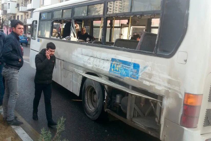 В Баку бетономешалка столкнулась с автобусом, есть пострадавшие
