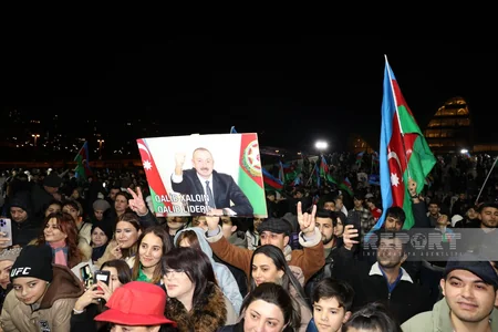 Bakıda Heydər Əliyev Mərkəzinin qarşısında xalq seçkinin ilkin nəticələrini izdihamla qeyd edir