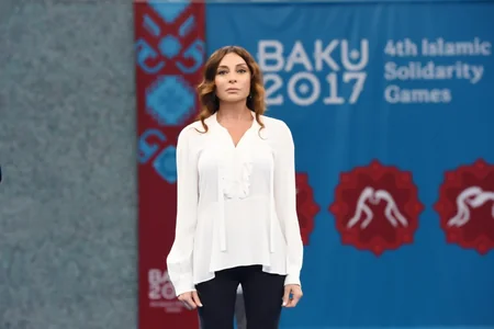 Mehriban Əliyeva İslamiadanın çempionu olan qadın güləşçimizə qızıl medalı təqdim edib