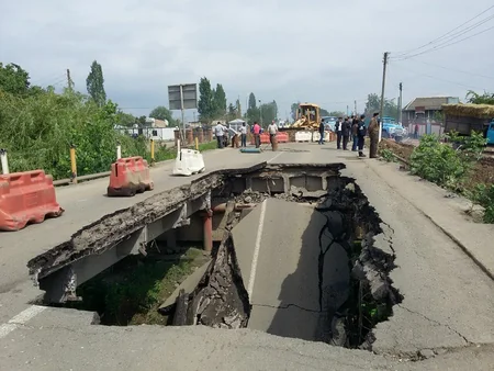 ​Boladiçay üzərində yerləşən qəzalı körpünün aşırım tirlərinin sökülməsinə başlanılıb