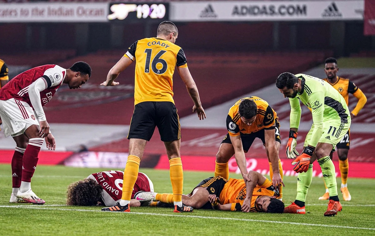 İngiltərə klubunun futbolçusu başından əməliyyat olundu