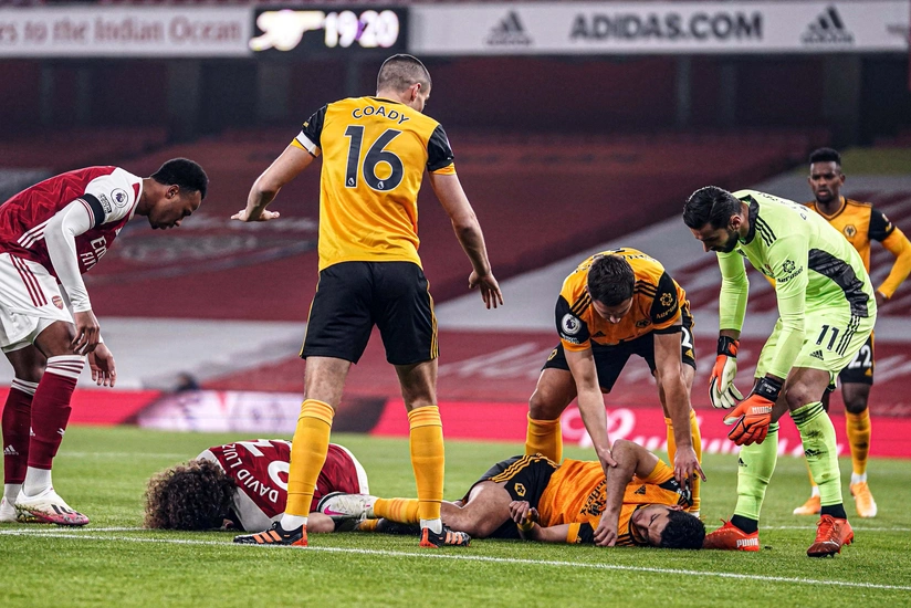 İngiltərə klubunun futbolçusu başından əməliyyat olundu